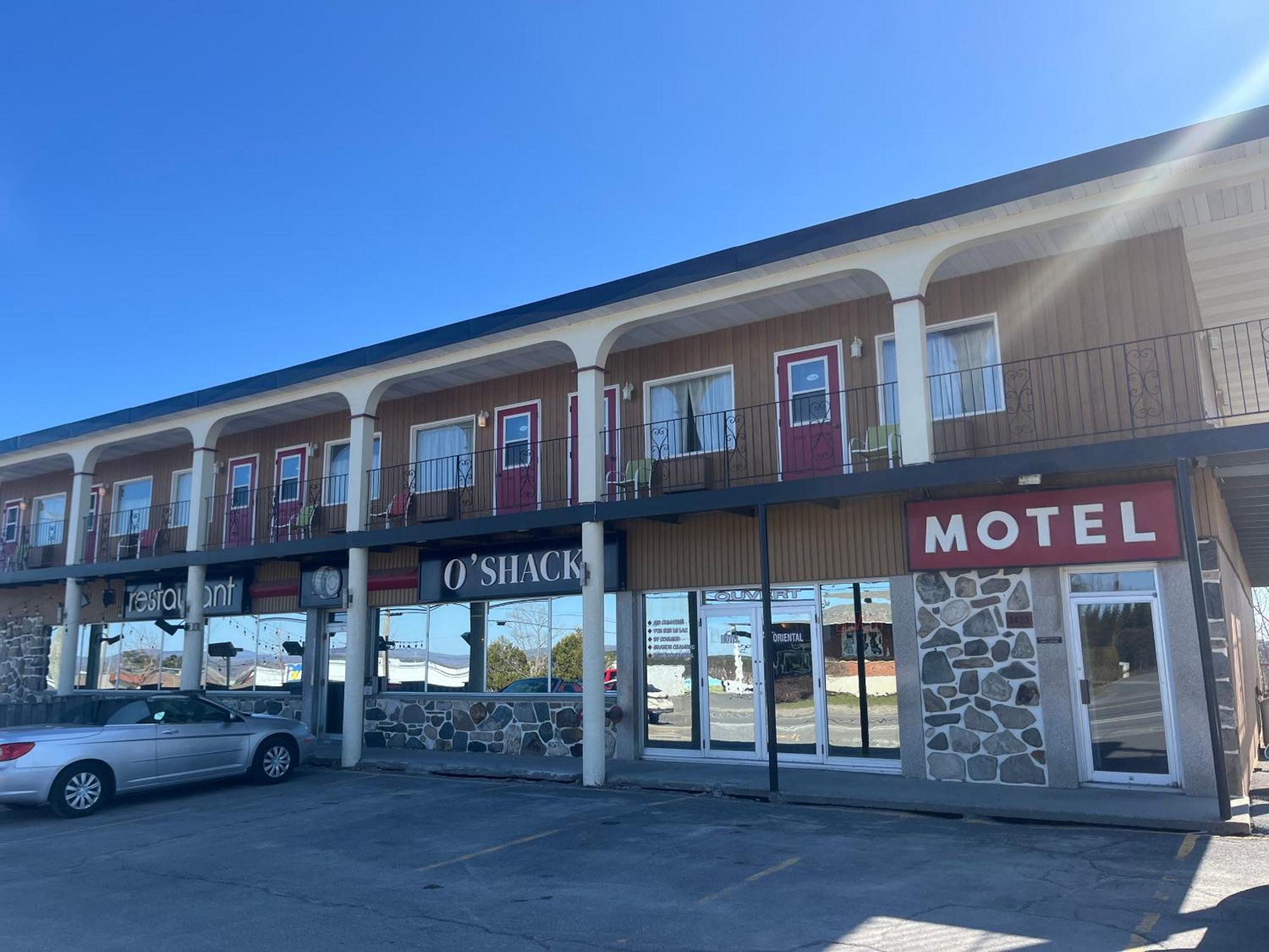 Hotel Motel Le Château Lac-Mégantic Exterior foto