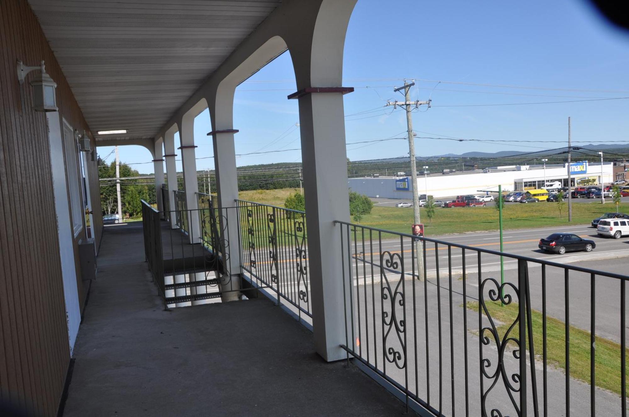 Hotel Motel Le Château Lac-Mégantic Exterior foto